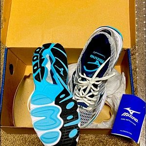 Woman’s Mizuno Athletic Shoes